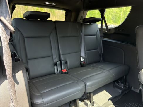 Used 2023 Chevrolet Suburban Z71 w/ Luxury Package AWD/4WD image 16