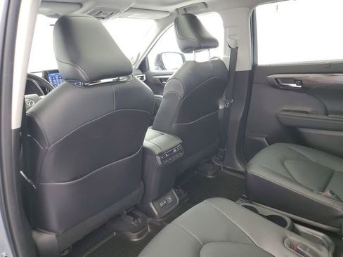 Used 2022 Toyota Highlander Platinum AWD/4WD image 16