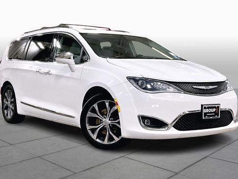 Used 2017 Chrysler Pacifica Limited image 3