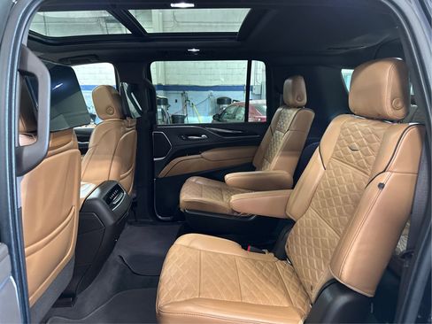 Used 2021 Cadillac Escalade ESV Premium Luxury AWD/4WD image 10