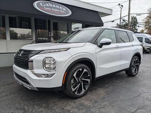 Used 2024 Mitsubishi Outlander SE image 1