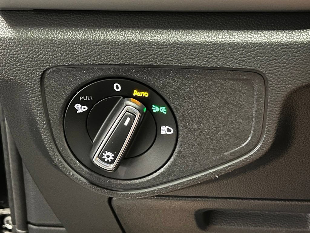 Certified 2023 Volkswagen Atlas Cross Sport SE w/ Panoramic Sunroof Package AWD/4WD image 18