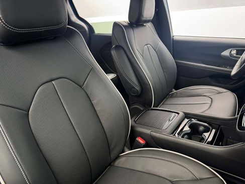 New 2026 Chrysler Pacifica Limited image 26