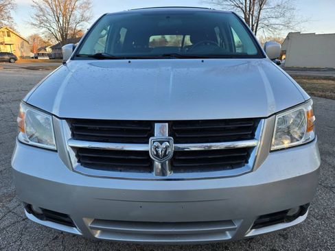 Used 2010 Dodge Grand Caravan SXT FWD image 2