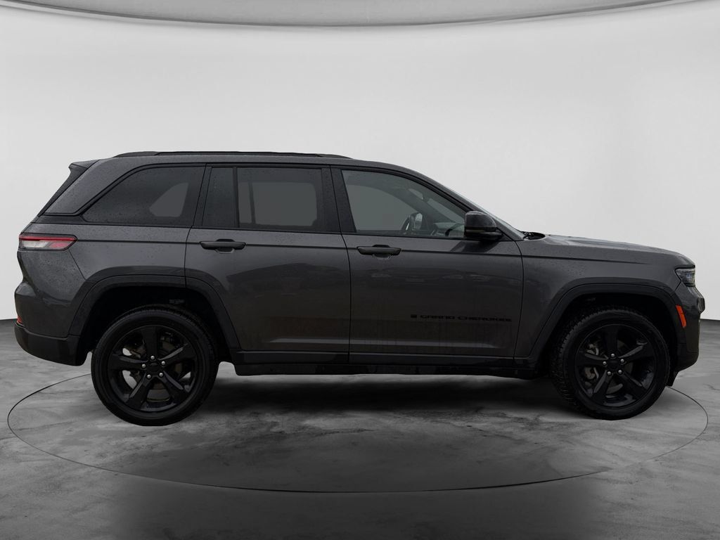 Used 2023 Jeep Grand Cherokee Altitude AWD/4WD image 11