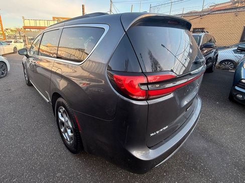 Used 2023 Chrysler Pacifica Limited image 7