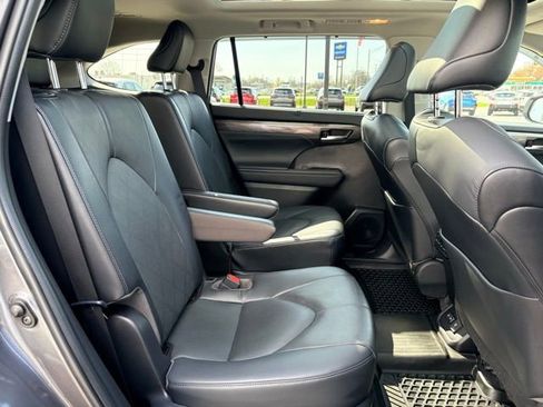 Used 2022 Toyota Highlander Platinum AWD/4WD image 16