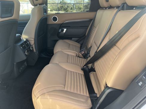 New 2025 Land Rover Discovery Metropolitan Edition image 11