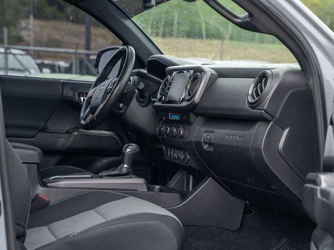 Used 2021 Toyota Tacoma TRD Off-Road AWD/4WD image 12