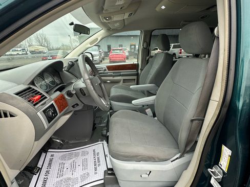 Used 2009 Chrysler Town & Country Touring image 16