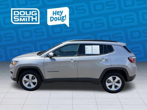 Used 2019 Jeep Compass Latitude w/ Cold Weather Group AWD/4WD image 3