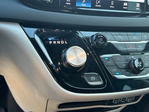 Certified 2023 Chrysler Pacifica Touring-L FWD image 24