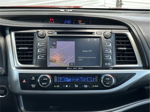 Used 2019 Toyota Highlander SE AWD/4WD image 25