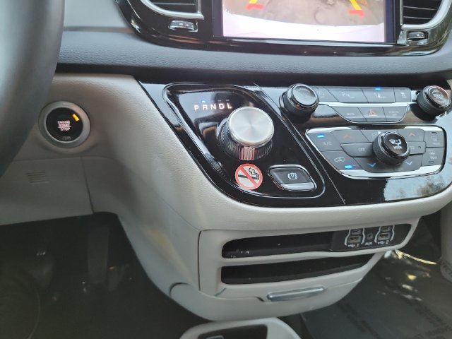Used 2024 Chrysler Pacifica Touring-L FWD image 21