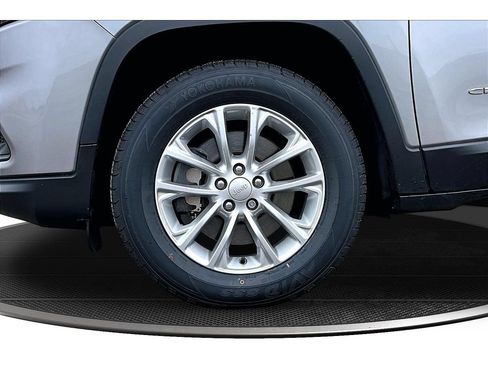 Used 2019 Jeep Cherokee Latitude w/ Popular Appearance Group AWD/4WD image 51