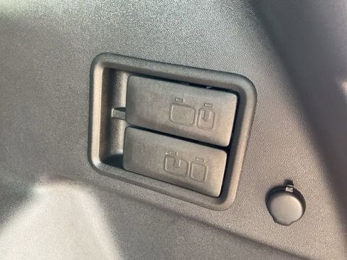 Used 2024 Chevrolet Equinox Premier FWD image 33