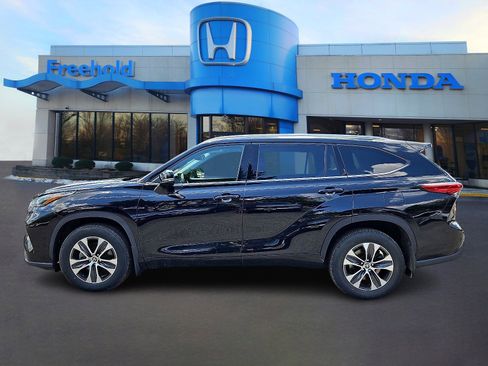 Used 2022 Toyota Highlander XLE image 4