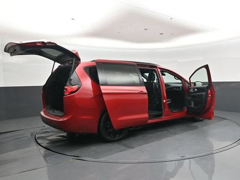 Used 2025 Chrysler Pacifica Limited FWD image 48