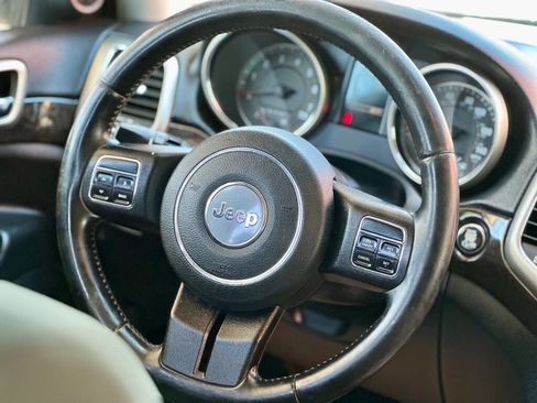 Used 2012 Jeep Grand Cherokee Laredo w/ Laredo E Group AWD/4WD image 15