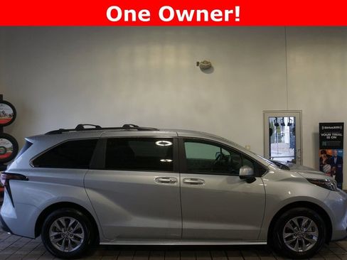 Used 2025 Toyota Sienna LE image 2