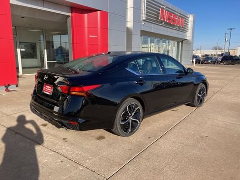 Used 2025 Nissan Altima 2.5 SR w/ SR Premium Package FWD image 8