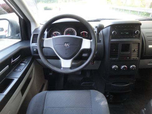 Used 2010 Dodge Grand Caravan FWD image 12