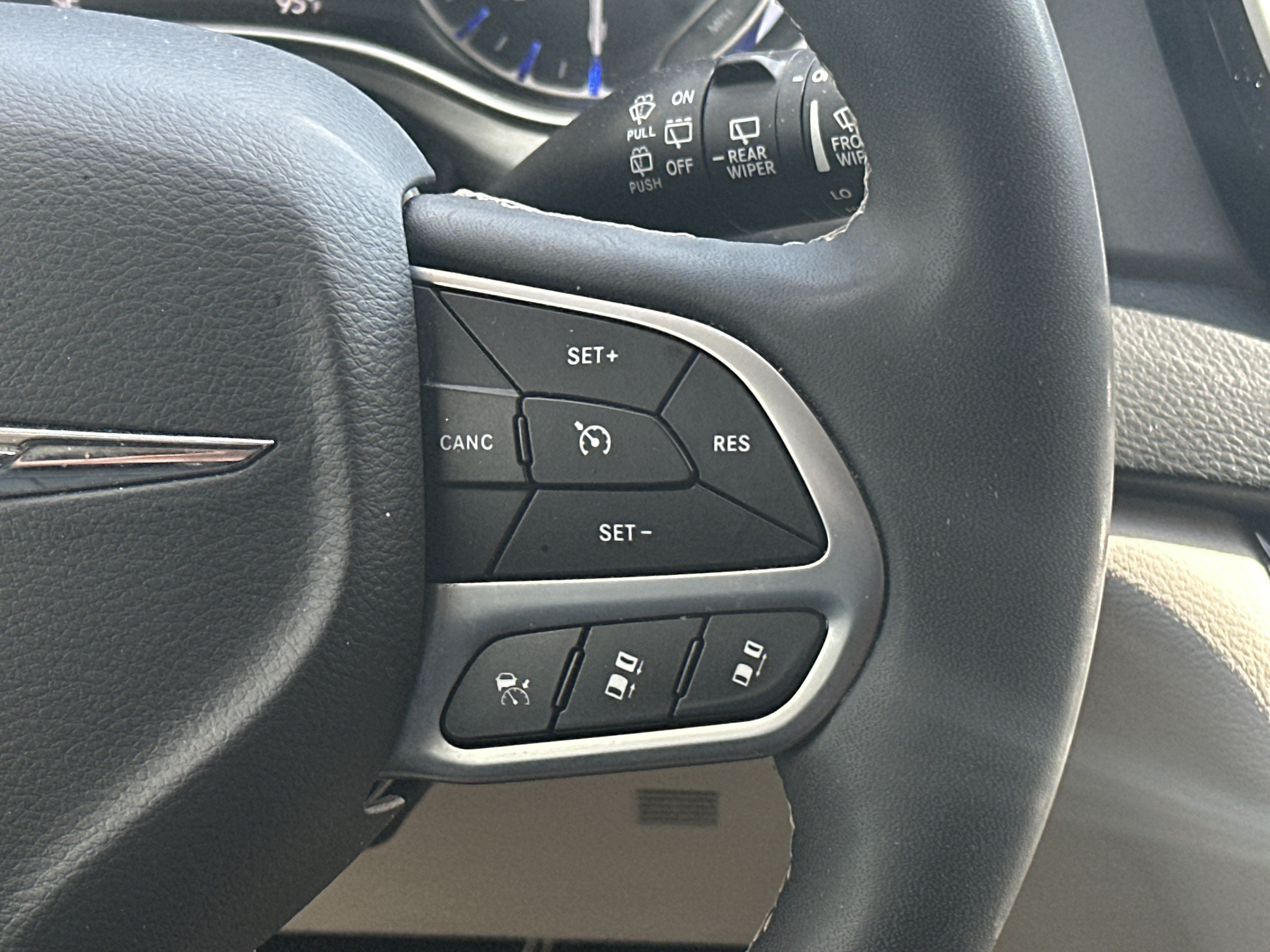 Used 2023 Chrysler Pacifica Touring-L FWD image 19