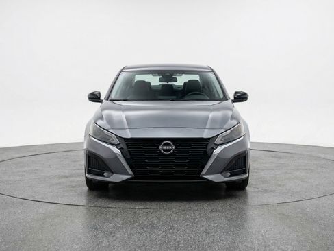 Used 2025 Nissan Altima 2.5 SV image 2