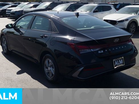 Used 2025 Hyundai Elantra SE image 10