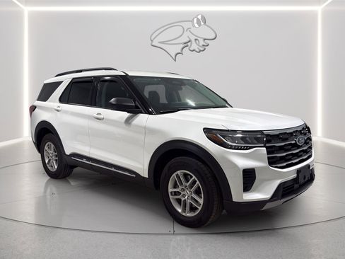 Used 2025 Ford Explorer Active AWD/4WD image 7