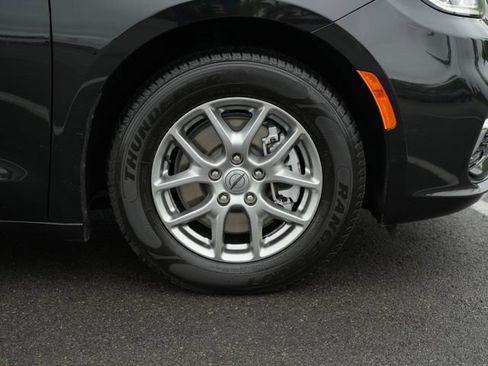 Used 2021 Chrysler Pacifica Touring FWD image 43