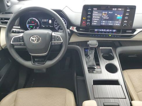 Used 2022 Toyota Sienna Limited image 17