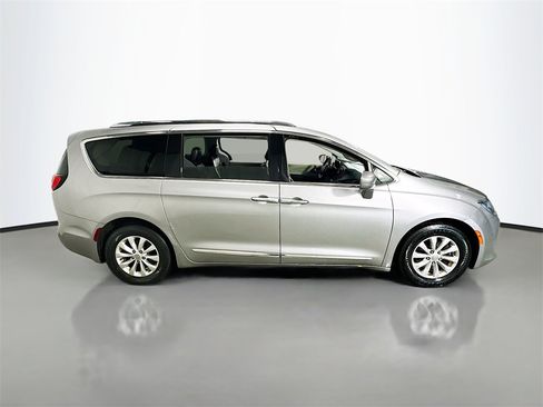 Used 2018 Chrysler Pacifica Touring-L image 9