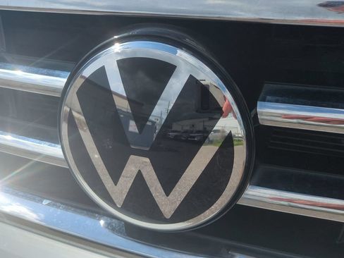Used 2022 Volkswagen Tiguan SE w/ Panoramic Sunroof Package FWD image 13