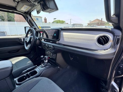 Used 2025 Jeep Wrangler Unlimited Sahara AWD/4WD image 18