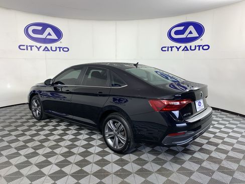 Used 2023 Volkswagen Jetta SE w/ Panoramic Sunroof Package FWD image 5