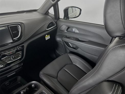 New 2026 Chrysler Pacifica Select image 25
