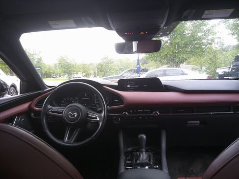 Used 2021 MAZDA MAZDA3 Hatchback w/Premium Plus Pkg image 14