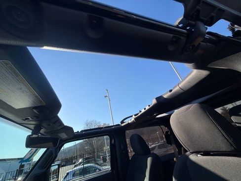 Used 2018 Jeep Wrangler Sport image 9