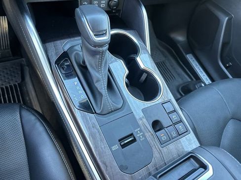 Used 2024 Toyota Highlander Limited image 21