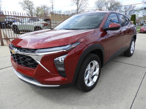 Used 2025 Chevrolet Trax LS w/ LS Convenience Package FWD image 4
