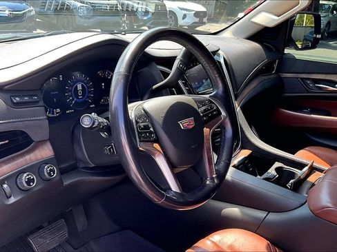 Used 2020 Cadillac Escalade Luxury AWD/4WD image 17