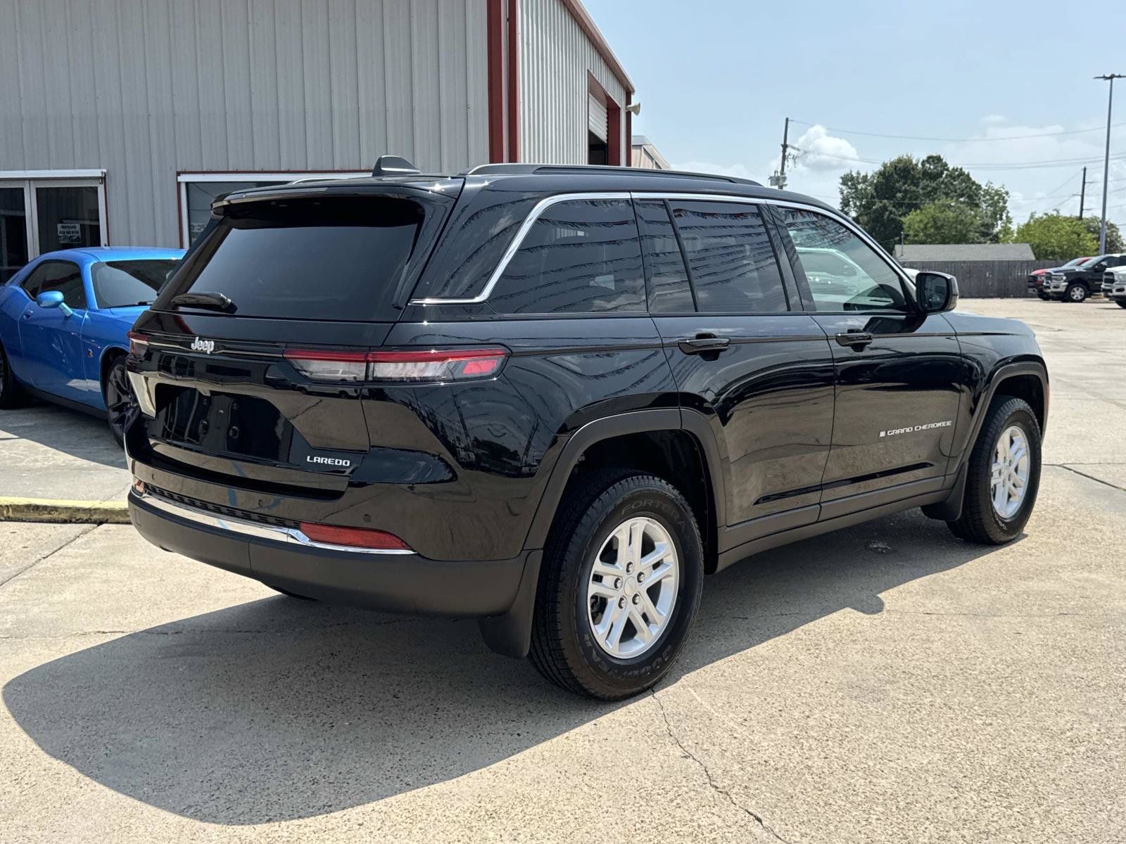 Used 2025 Jeep Grand Cherokee Laredo RWD image 7