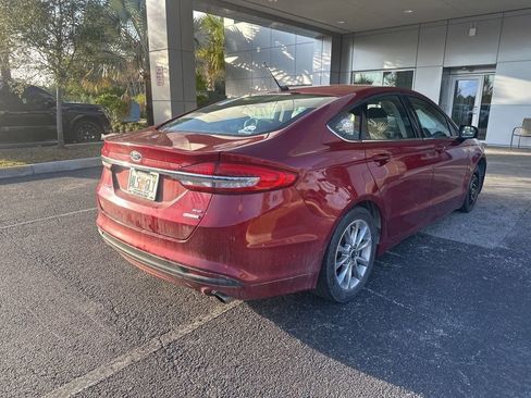 Used 2017 Ford Fusion SE w/ Fusion SE Technology Package image 2