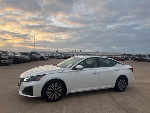 Used 2023 Nissan Altima 2.5 SV w/ SV Premium Package image 10