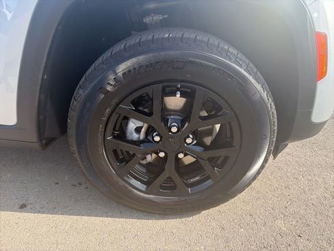 Used 2025 Jeep Grand Cherokee Altitude AWD/4WD image 6