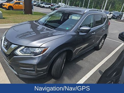 Used 2017 Nissan Rogue SV w/ SV Premium Package image 3