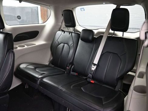 Used 2023 Chrysler Pacifica Touring-L FWD image 5