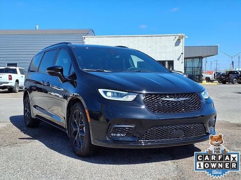 Used 2026 Chrysler Pacifica Limited w/ Uconnect Theater Family Group FWD image 24