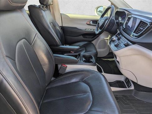 Used 2017 Chrysler Pacifica Touring-L Plus w/ Advanced Safetytec Group FWD image 28